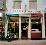 846339 Gezicht op de onderpui van Pizzeria Vesuvius (adres?) te Utrecht.